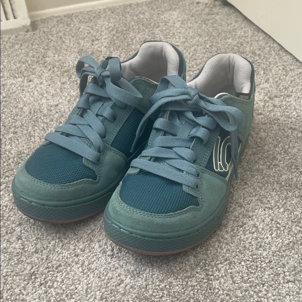 adidas women’s Five Ten Freerider Sneakers Sz 7 suede / fabric upper wild teal